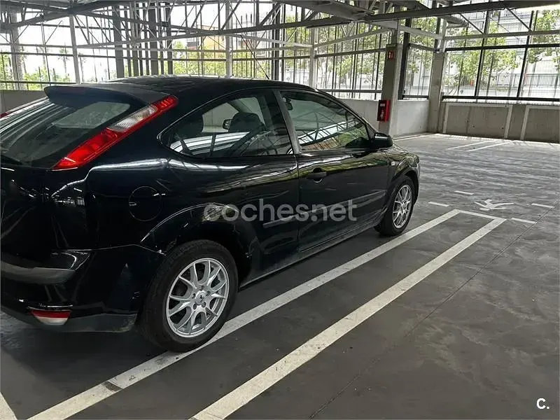 Usado Ford Focus Trend 100 CV (73 kW) 2006 Negro Berlina