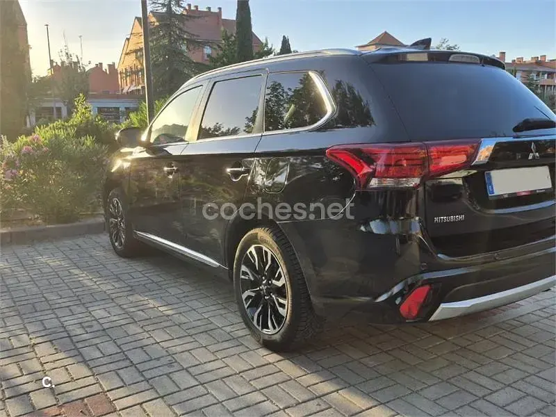Usado Mitsubishi Outlander P-HEV 203 CV (149 kW) 2017 Negro SUV