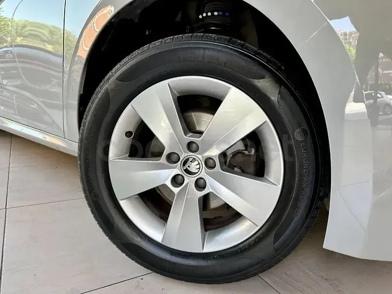 Usado Skoda Kamiq Ambition 110 CV (80 kW) 2021 Gris / plata SUV
