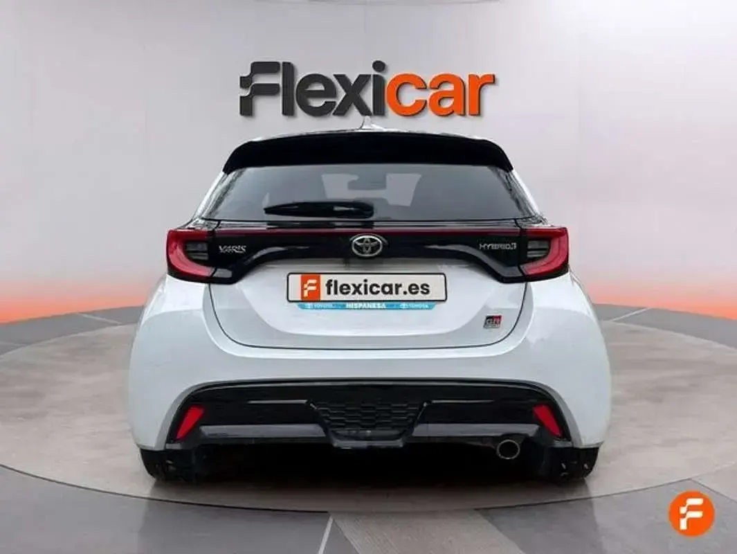Usado Toyota Yaris Hybrid Sport 116 CV (85 kW) 2023 Blanco Utilitario