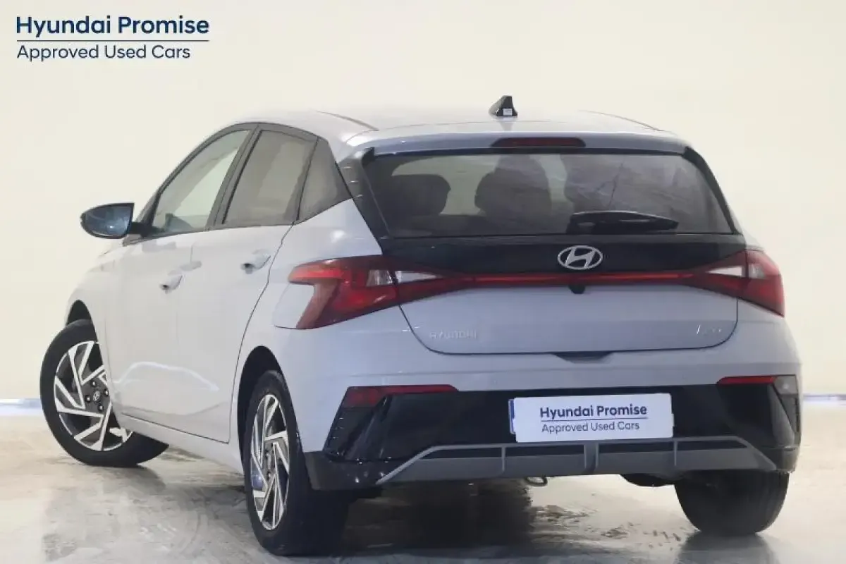 Usado Hyundai i20 100 CV (73 kW) 2025 Gris/plata Utilitario