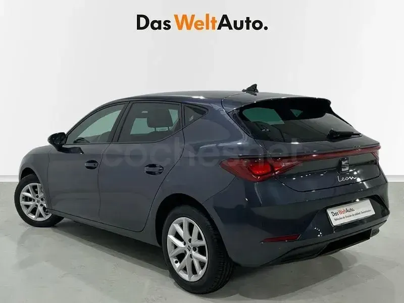 Usado Seat Leon Style 130 CV (95 kW) 2021 Gris Berlina