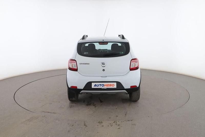 Usado Dacia Sandero Stepway 90 CV (66 kW) 2015 Blanco Utilitario