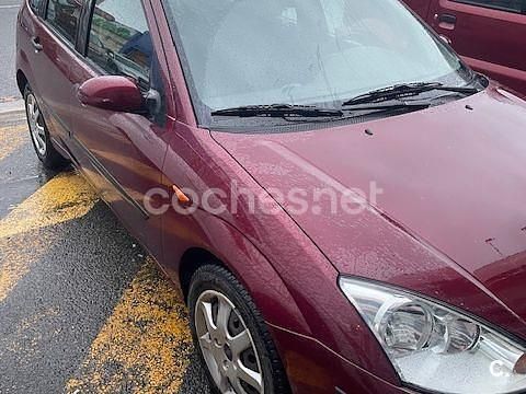 Usado Ford Focus Trend 100 CV (73 kW) 2004 Granate Berlina