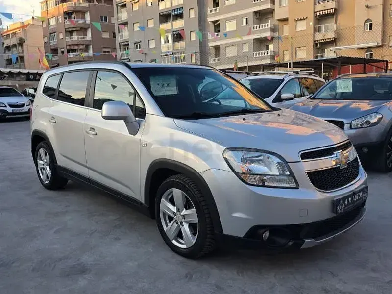 Usado Chevrolet Orlando LT 130 CV (95 kW) 2013 Gris / plata Monovolumen