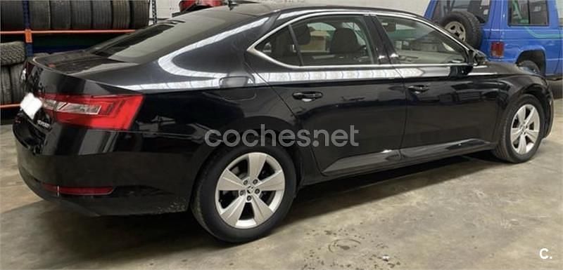 Usado Skoda Superb Style 150 CV (110 kW) 2018 Negro Berlina