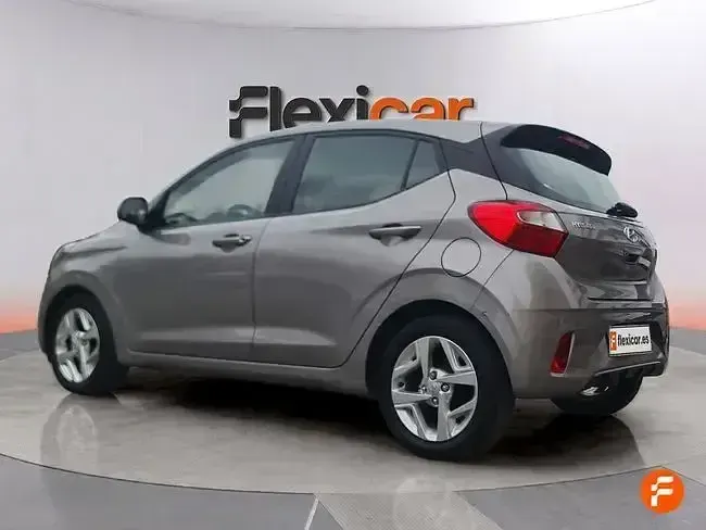 Usado Hyundai i10 67 CV (49 kW) 2022 Gris Utilitario