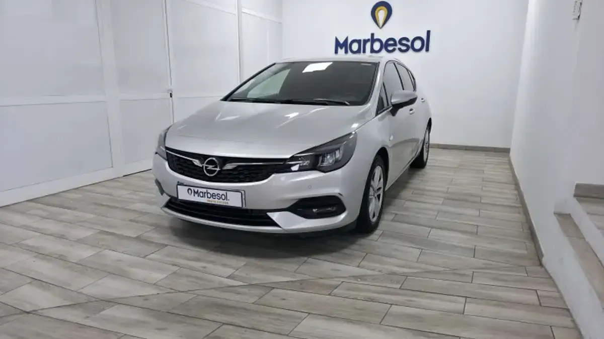 Usado Opel Astra Selective 105 CV (77 kW) 2020 Burdeos Utilitario