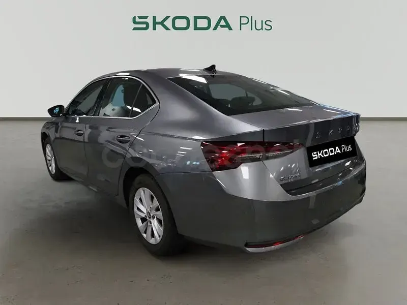 Usado Skoda Octavia Selection 150 CV (110 kW) 2025 Gris / plata Berlina