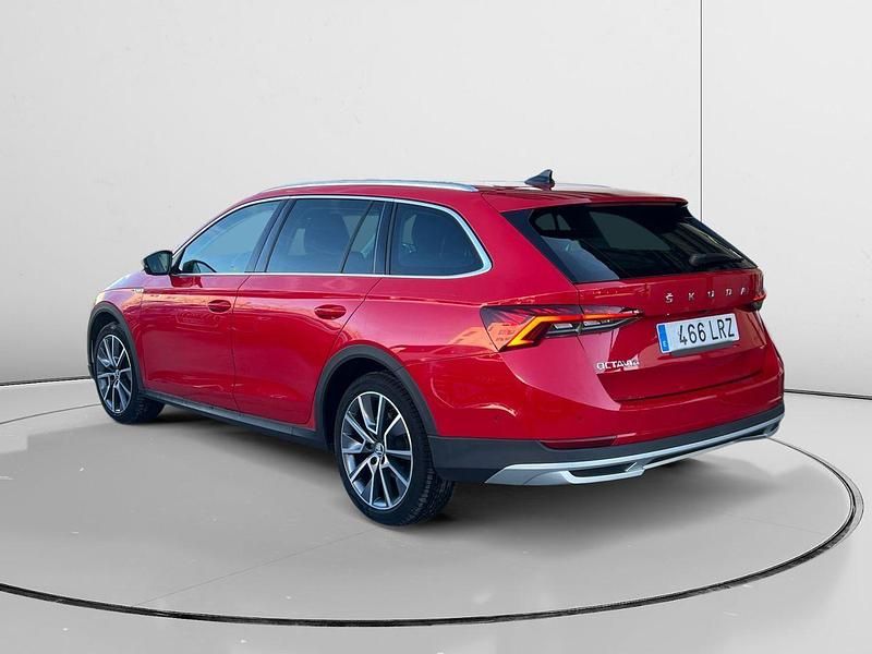 Usado Skoda Octavia Scout 150 CV (110 kW) 2021 Rojo Familiar