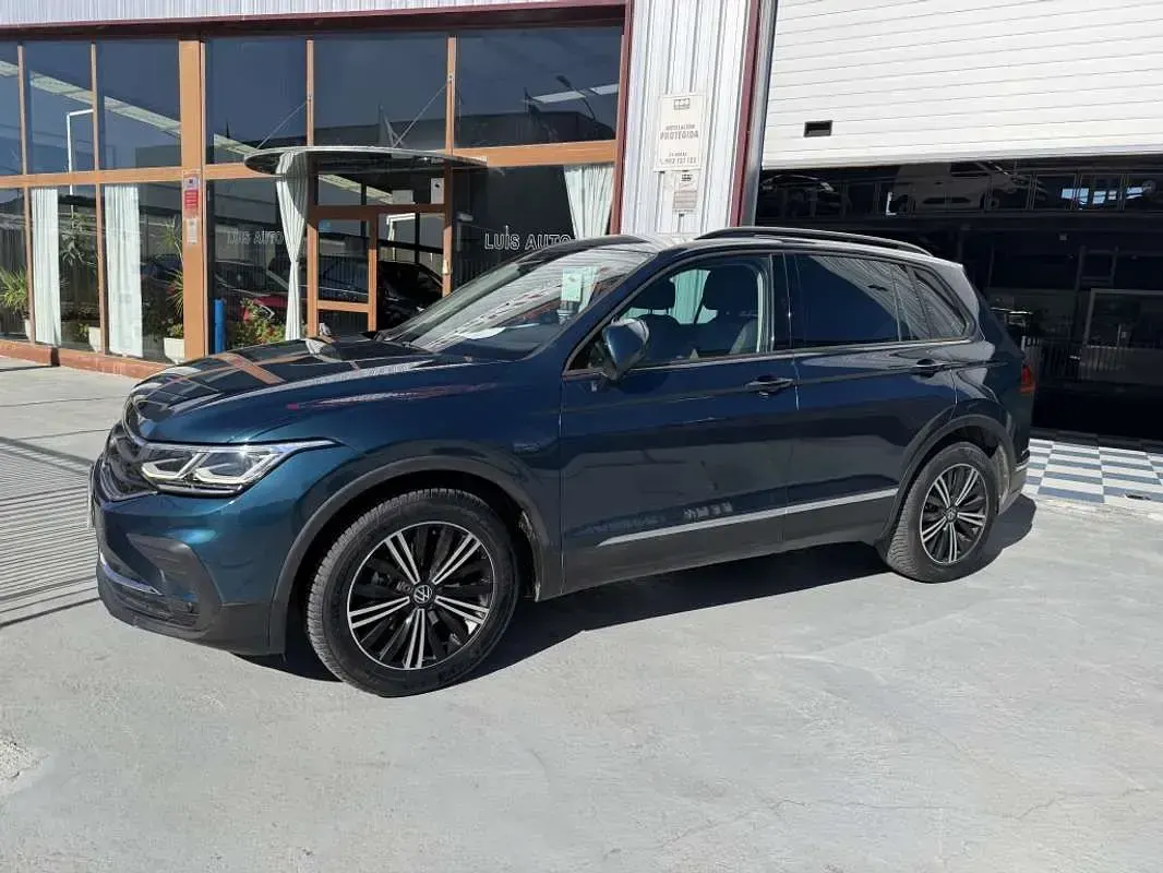 Usado VW Tiguan Life 150 CV (110 kW) 2023 Azul SUV