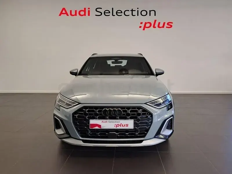 Usado Audi A3 204 CV (150 kW) 2025 Gris / plata Berlina