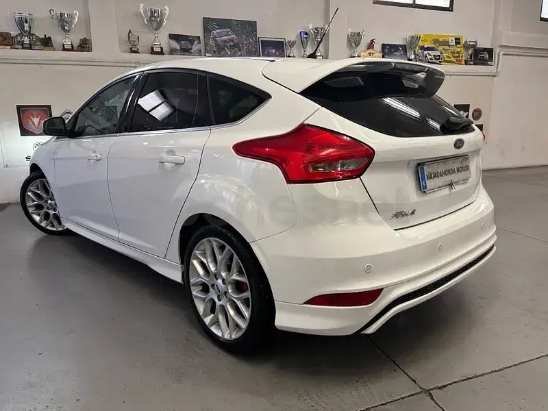 Usado Ford Focus Sport 120 CV (88 kW) 2015 Blanco Berlina