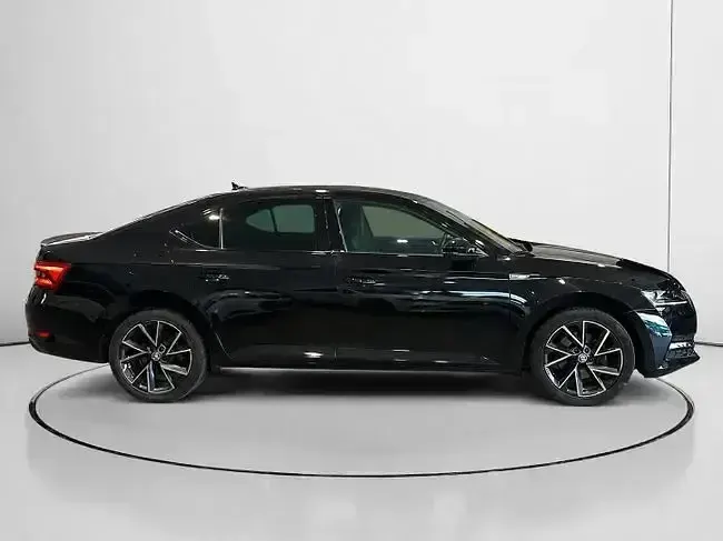 Usado Skoda Superb SportLine 150 CV (110 kW) 2023 Negro Berlina