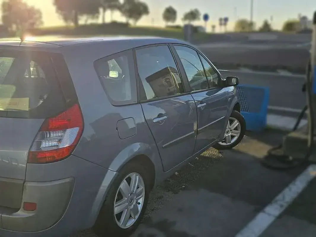 Usado Renault Scenic E-Tech Dynamique 131 CV (96 kW) 2006 Azul Monovolumen