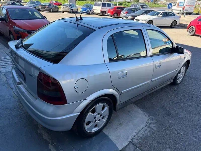 Usado Opel Astra Edition 100 CV (73 kW) 2003 Gris / plata Berlina
