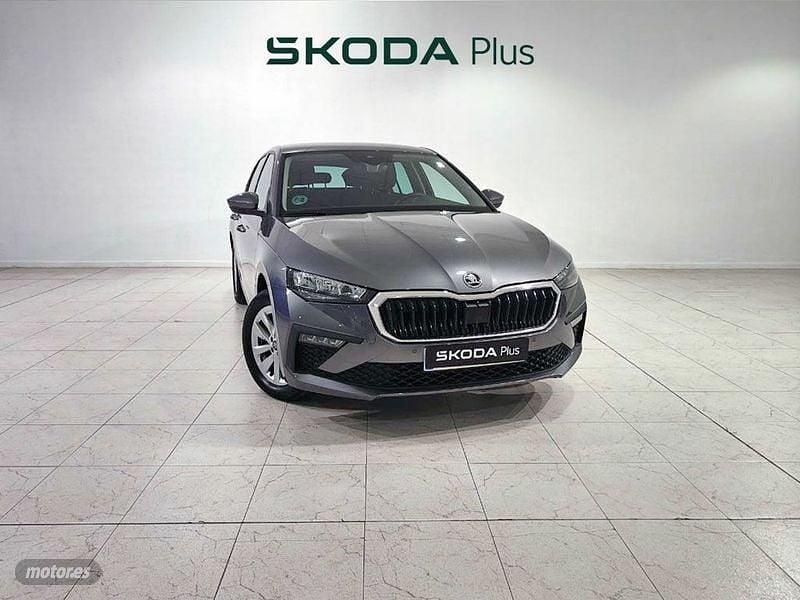 Usado Skoda Scala Selection 115 CV (84 kW) 2025 Gris / plata Utilitario