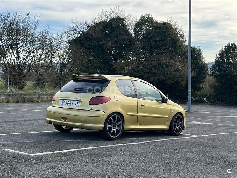 Usado Peugeot 206 110 CV (80 kW) 2003 Amarillo Berlina