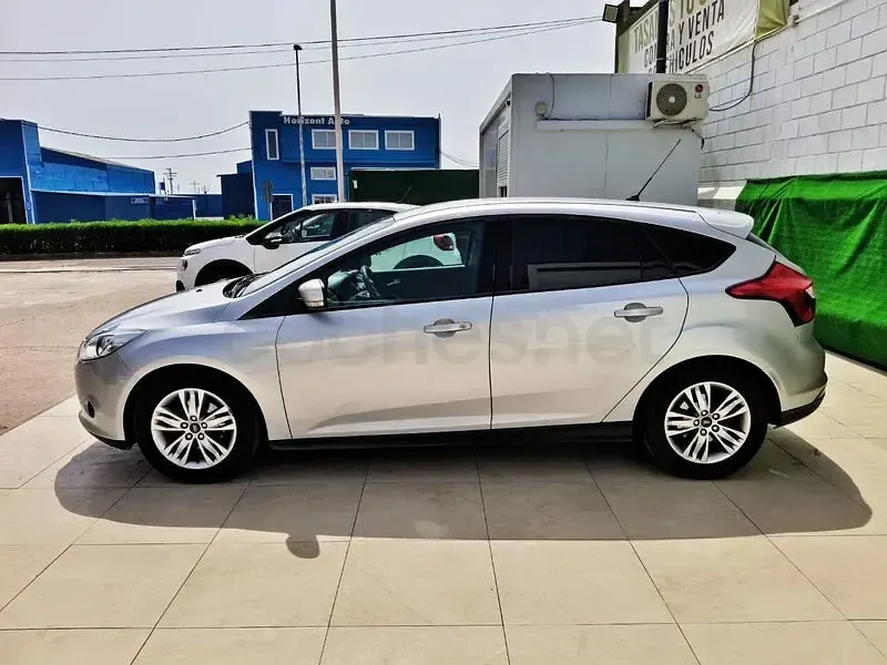 Usado Ford Focus Trend 100 CV (73 kW) 2012 Gris / plata Berlina