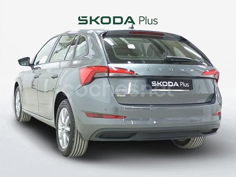 Usado Skoda Scala Active 110 CV (80 kW) 2022 Gris / plata Utilitario