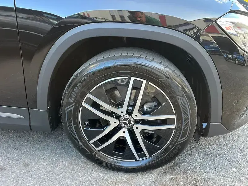 Käytetty Mercedes GLA200 150 HP (110 kW) 2023 Musta Katumaasturi