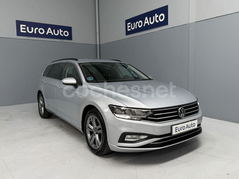 Gris / plata Usado 2022 VW Passat Executive Familiar | 18.900 € (Precio justo) - Imagen 1/4