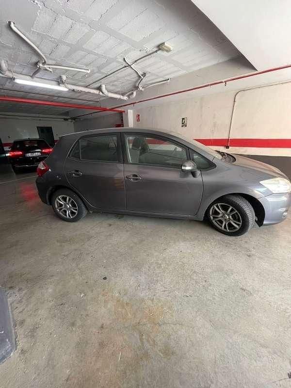 Usado Toyota Auris Active 90 CV (66 kW) 2010 Gris Utilitario