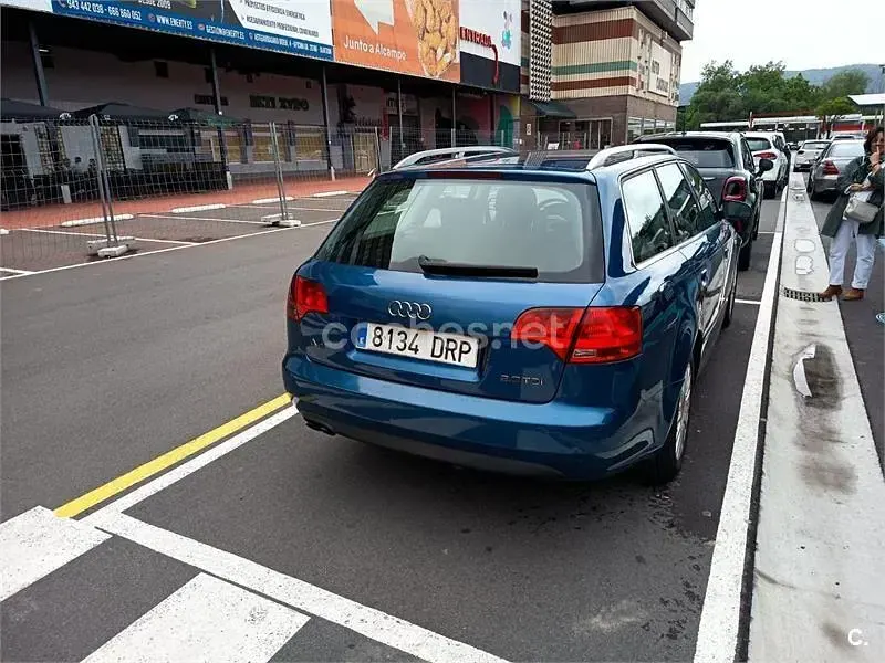 Usado Audi A4 140 CV (102 kW) 2005 Azul Familiar