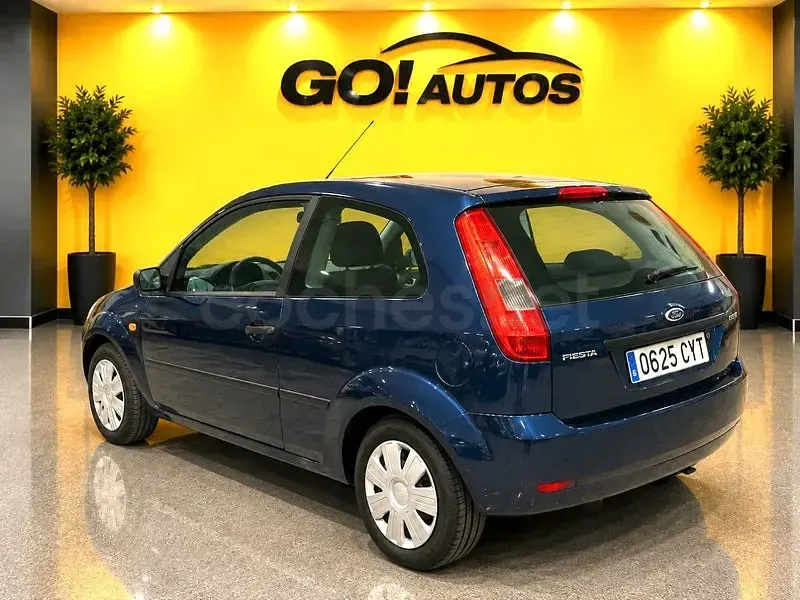 Usado Ford Fiesta Trend 80 CV (58 kW) 2004 Azul Utilitario