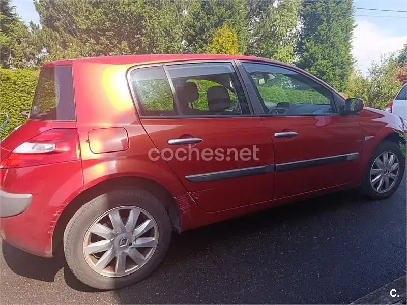 Usado Renault Mégane Authentique 105 CV (77 kW) 2006 Rojo Berlina