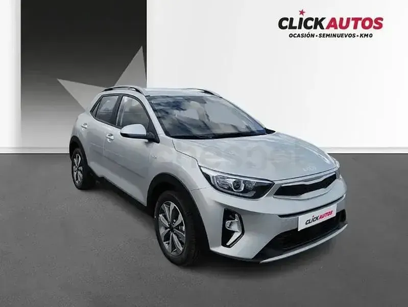 Usado Kia Stonic 100 CV (73 kW) 2025 Gris / plata SUV