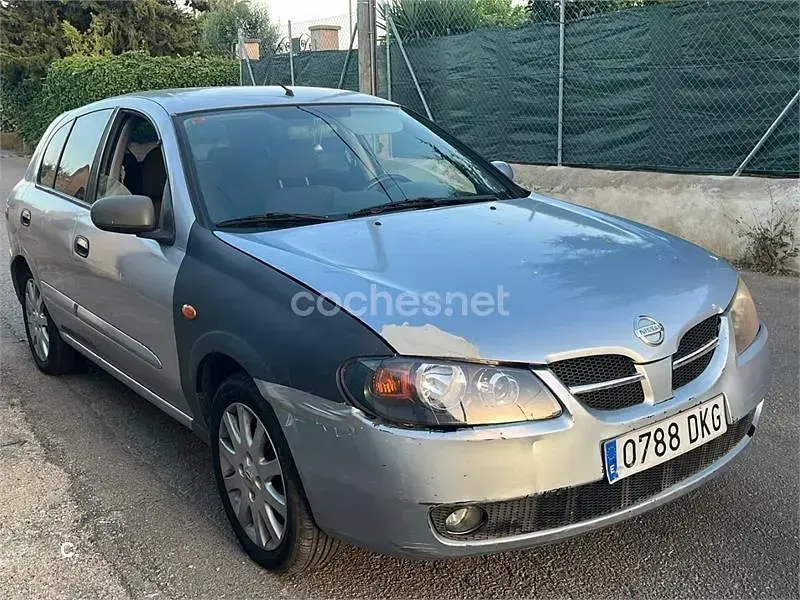 Usado Nissan Almera 82 CV (60 kW) 2005 Gris / plata Berlina