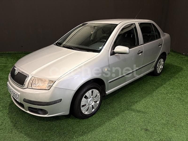 Usado Skoda Fabia 64 CV (47 kW) 2005 Gris / plata Berlina