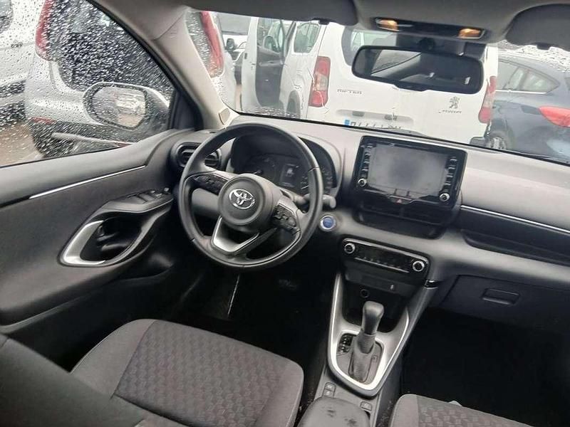 Usado Toyota Yaris Hybrid Active 116 CV (85 kW) 2022 Blanco Utilitario