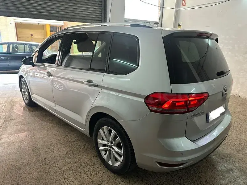 Usado VW Touran Advance 150 CV (110 kW) 2016 Gris / plata Monovolumen