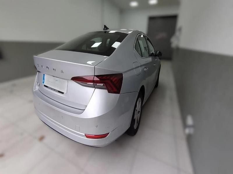 Usado Skoda Octavia Ambition 150 CV (110 kW) 2022 Gris/plata