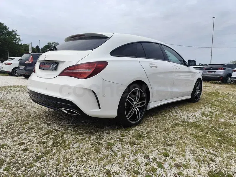 Usado Mercedes CLA220 Shooting Brake 170 CV (125 kW) 2019 Blanco Familiar
