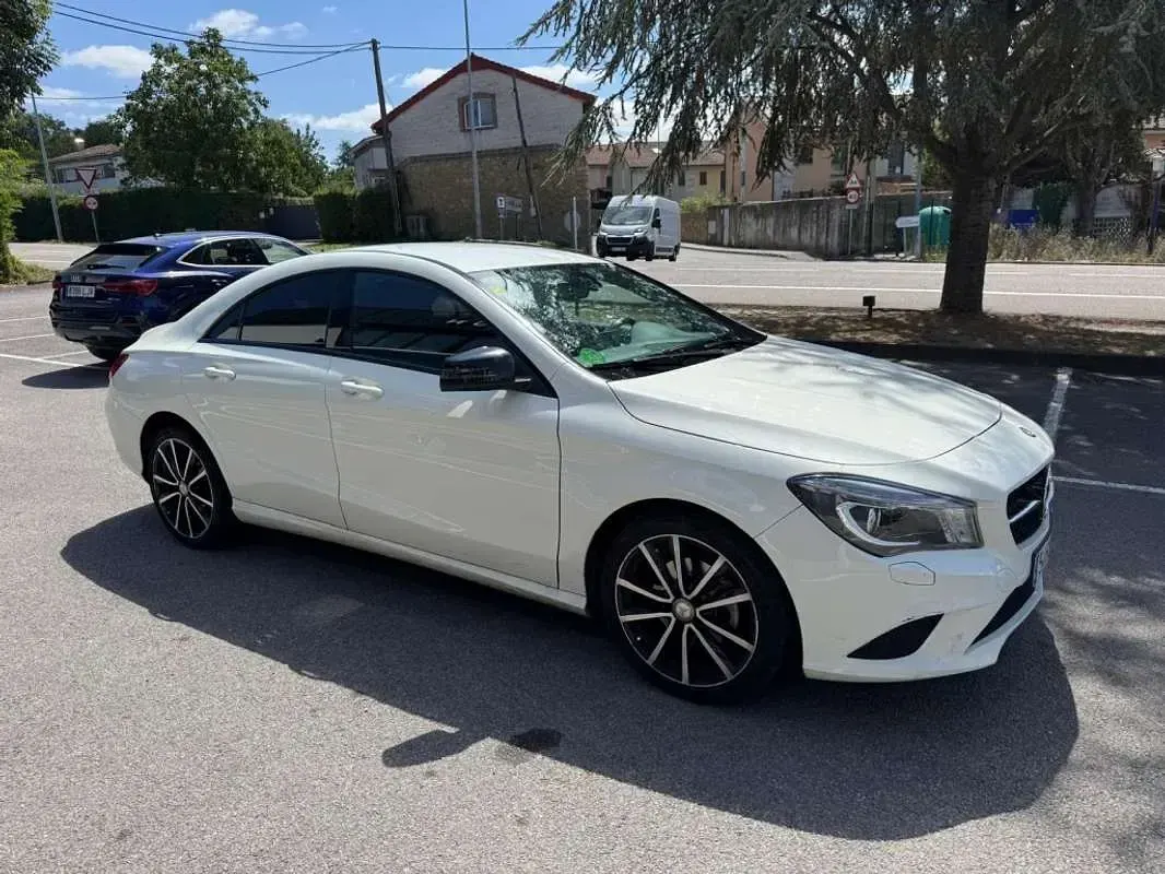 Usado Mercedes CLA200 136 CV (100 kW) 2015 Blanco Coupe
