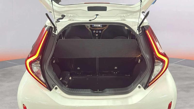 Usado Toyota Aygo X Play 72 CV (52 kW) 2023 Blanco SUV