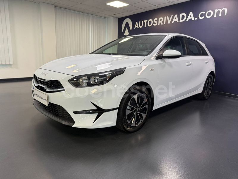 Blanco Nuevo 2025 Kia Ceed Berlina | 21.800 € (Precio justo) - Imagen 1/4