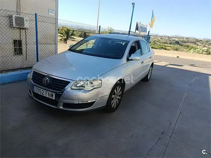 Usado VW Passat Advance 140 CV (102 kW) 2007 Gris / plata Berlina