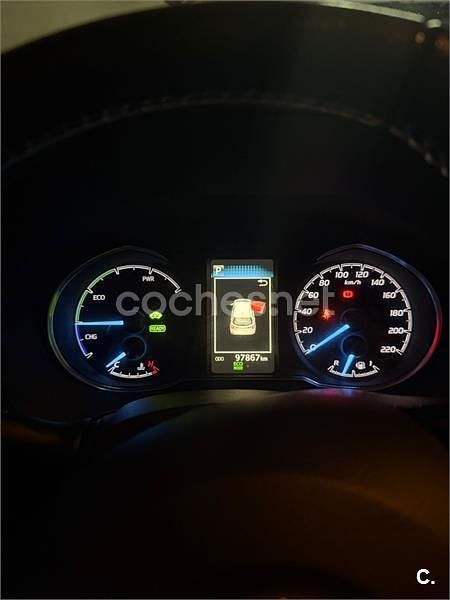 Usado Toyota Yaris Hybrid Active 100 CV (73 kW) 2018 Gris / plata Berlina