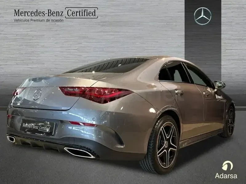 Usado Mercedes CLA200 163 CV (119 kW) 2025 Gris / plata Berlina