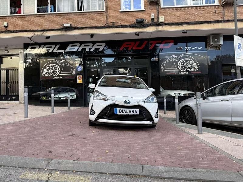 Usado Toyota Yaris Hybrid Active 99 CV (72 kW) 2020 Blanco Utilitario