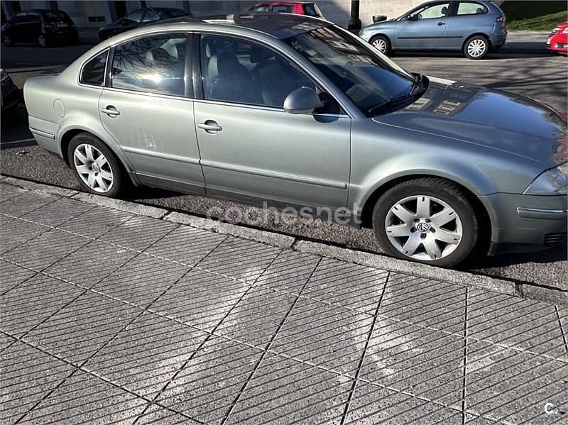Usado VW Passat Highline 130 CV (95 kW) 2004 Gris / plata Berlina