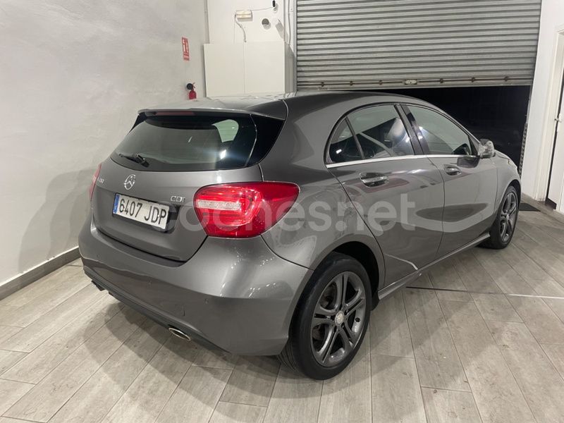 Usado Mercedes A180 Urban 109 CV (80 kW) 2015 Gris / plata Berlina