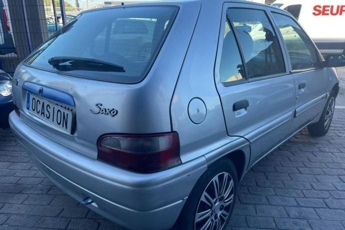Usado Citroën Saxo 75 CV (55 kW) 2003 Gris Utilitario