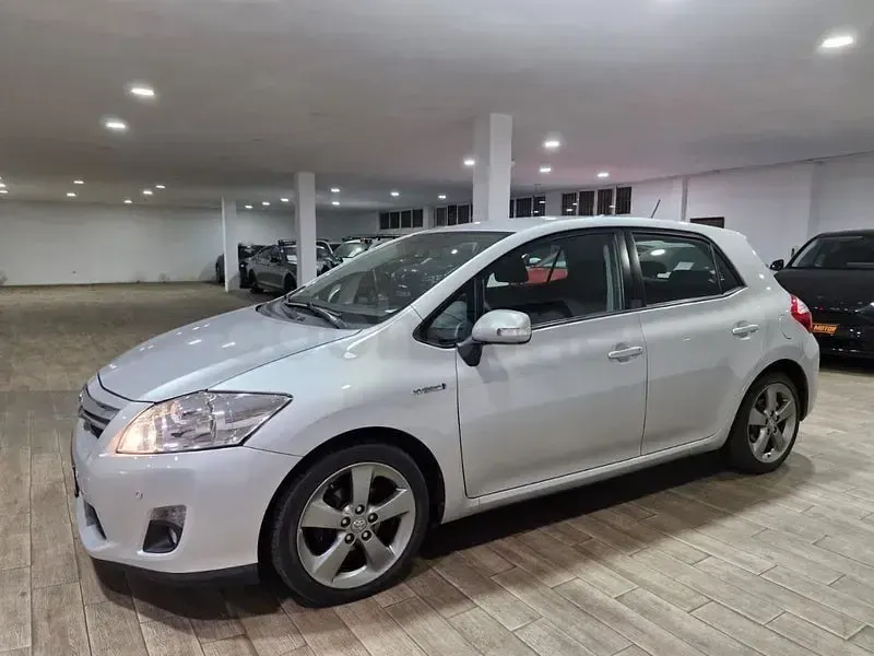 Usado Toyota Auris Hybrid Active 136 CV (100 kW) 2013 Gris / plata Berlina