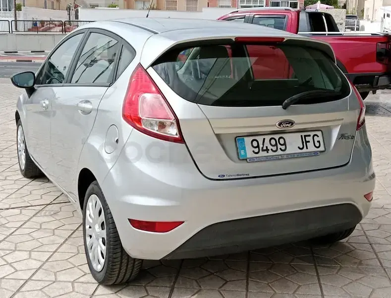 Usado Ford Fiesta Trend 82 CV (60 kW) 2015 Gris / plata Utilitario