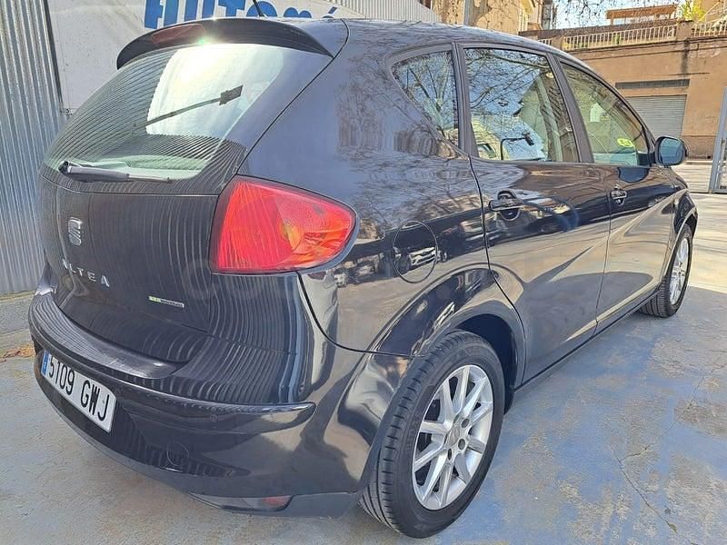 Usado Seat Altea Ecomotive 105 CV (77 kW) 2010 Negro Monovolumen